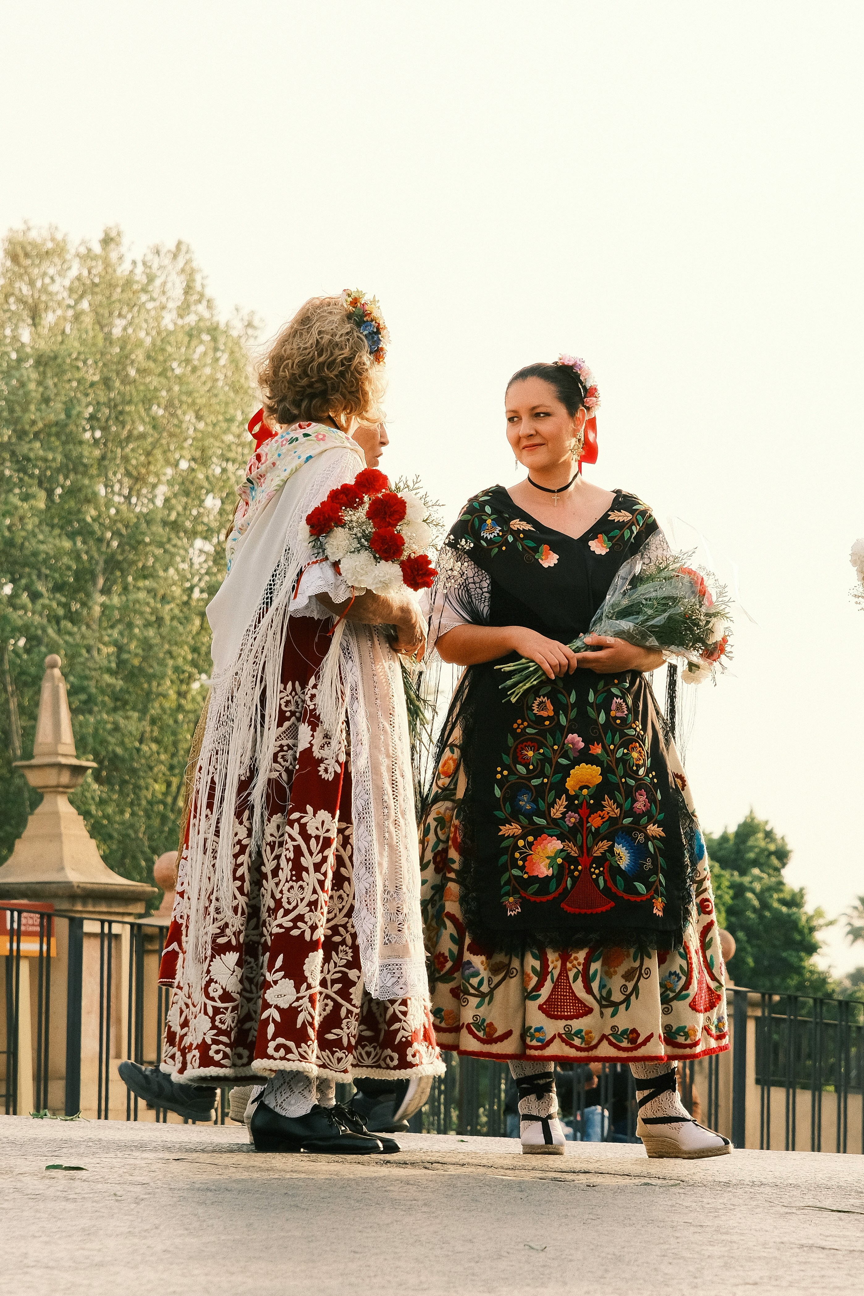 Women in traditional Murcian dress during Murcia&rsquo;s spring festival celebrations, reflecting the region&rsquo;s huerta culture and local identity.