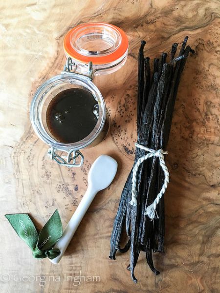 Simple Homemade Vanilla Extract & Vanilla Paste Recipe